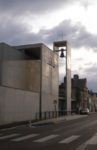 La nuova chiesa cattolica di Notre Dame de Bonsecours a Le Havre, Francia. Ripresa dal lato stradale.